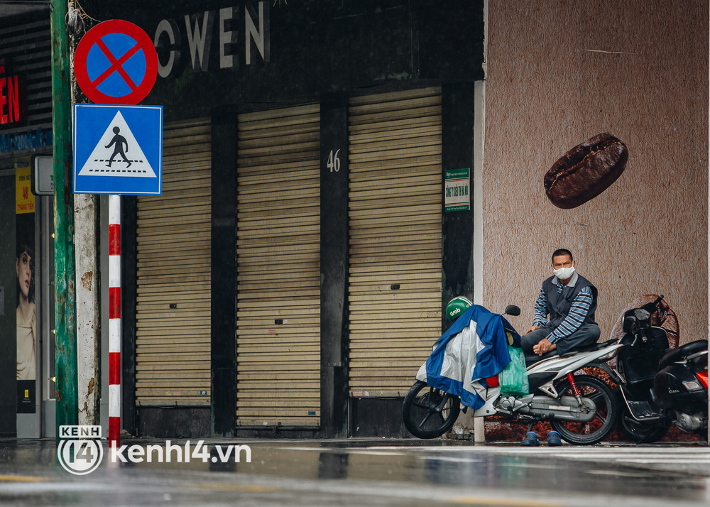 Ảnh: Người Hà Nội co ro trong cơn mưa tầm tã kết hợp không khí lạnh tăng cường-14