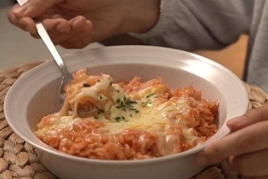 Cơm trứng sốt cay, phủ phô mai cho ngày mưa lạnh