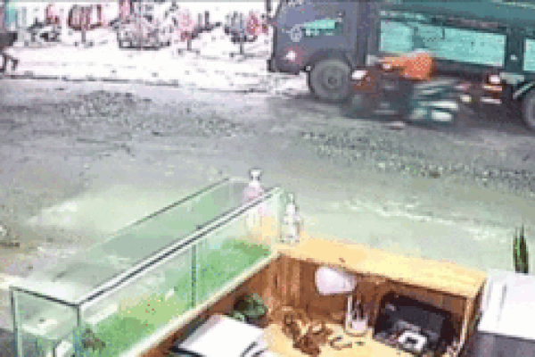 Video: Băng ngang đường sắt, xe tải oan gia vì cú đâm kinh hoàng của xe máy-1