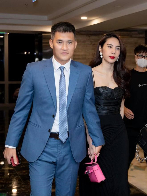 MXH rầm rộ ảnh Thuỷ Tiên và Công Vinh xuất hiện tại đồn công an, sự thật là gì?-3