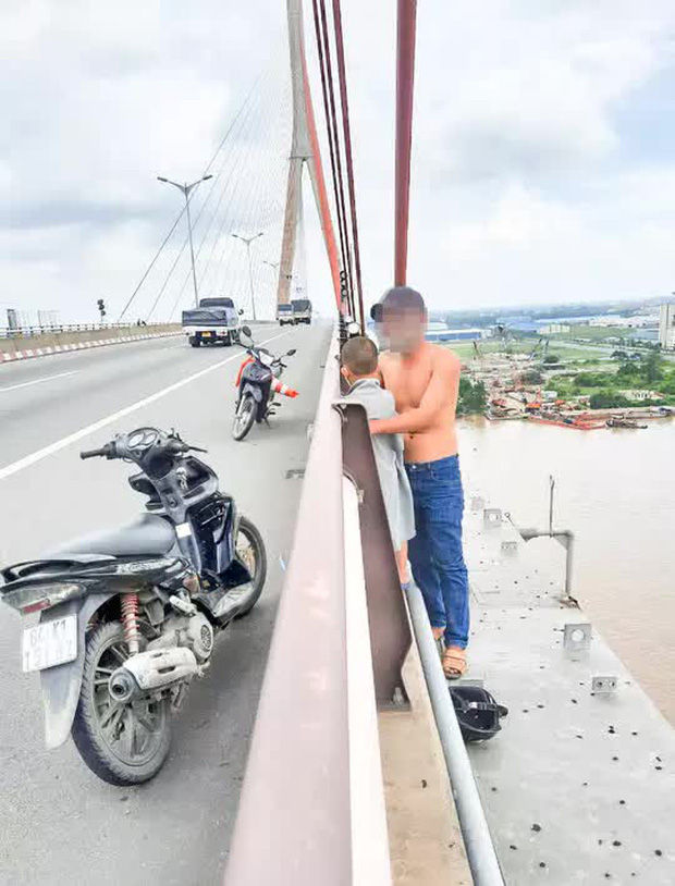 Vừa ly hôn, người đàn ông ôm con định nhảy cầu Cần Thơ tự tử-1
