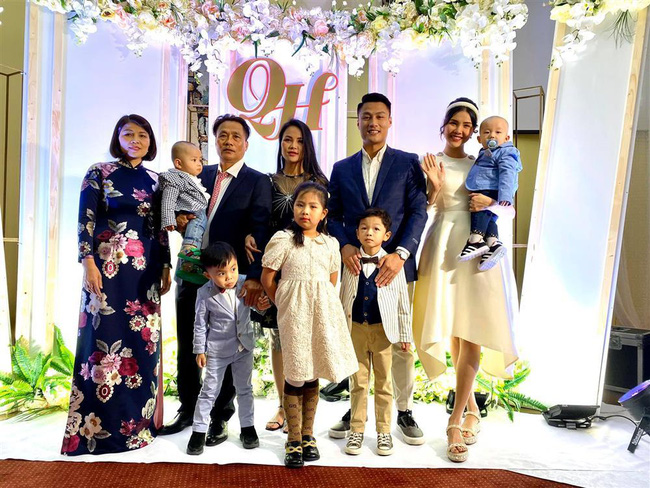 Mạc Hồng Quân và Kỳ Hân tổ chức tiệc cưới tại Cộng hòa Czech, viên mãn và hạnh phúc bên hai cậu quý tử-2