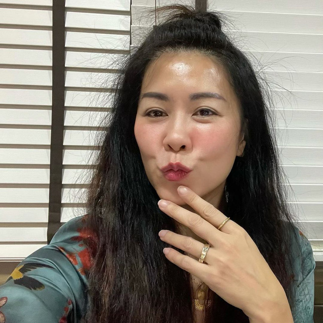 Nữ MC 46 tuổi vỗ lên mặt 300 lần mỗi sáng để giữ da căng mịn không nếp nhăn-2