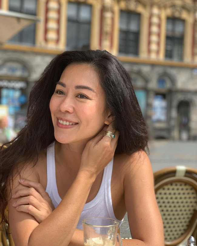 Nữ MC 46 tuổi vỗ lên mặt 300 lần mỗi sáng để giữ da căng mịn không nếp nhăn-3