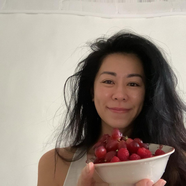 Nữ MC 46 tuổi vỗ lên mặt 300 lần mỗi sáng để giữ da căng mịn không nếp nhăn-4