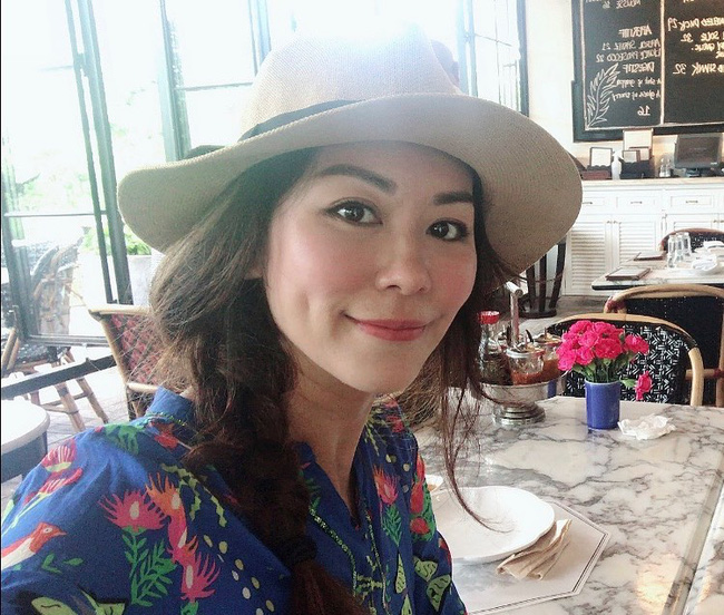 Nữ MC 46 tuổi vỗ lên mặt 300 lần mỗi sáng để giữ da căng mịn không nếp nhăn-5