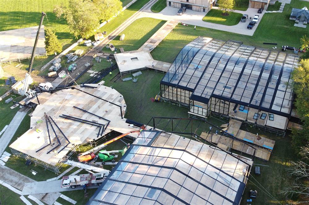 Tỷ phú Bill Gates lộ vẻ ngoài xuống cấp trong khi vợ cũ thoải mái thư giãn, được trai trẻ phục vụ-8