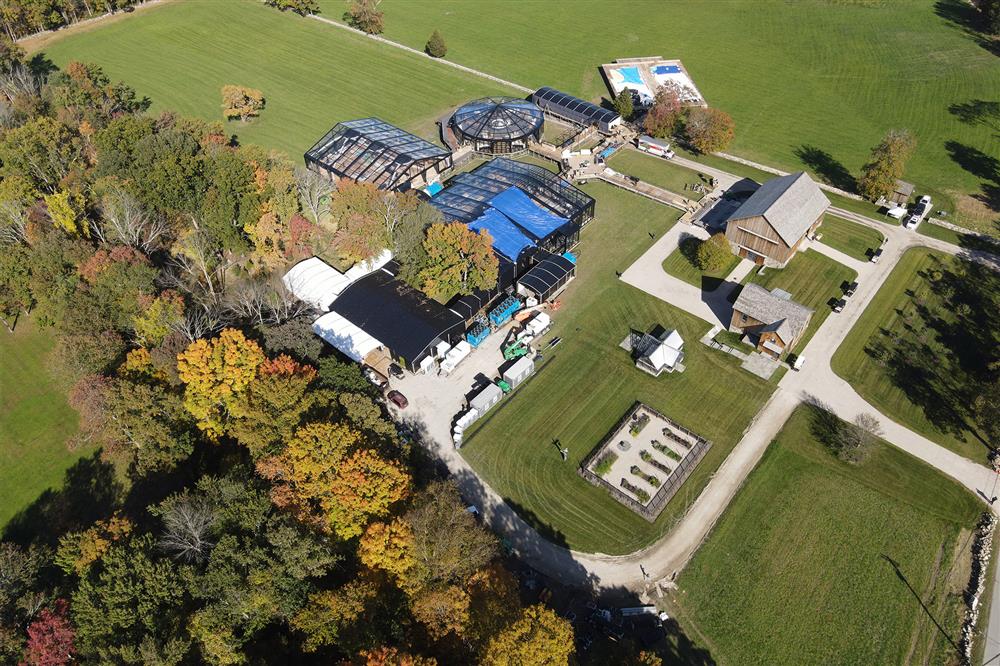 Tỷ phú Bill Gates lộ vẻ ngoài xuống cấp trong khi vợ cũ thoải mái thư giãn, được trai trẻ phục vụ-9