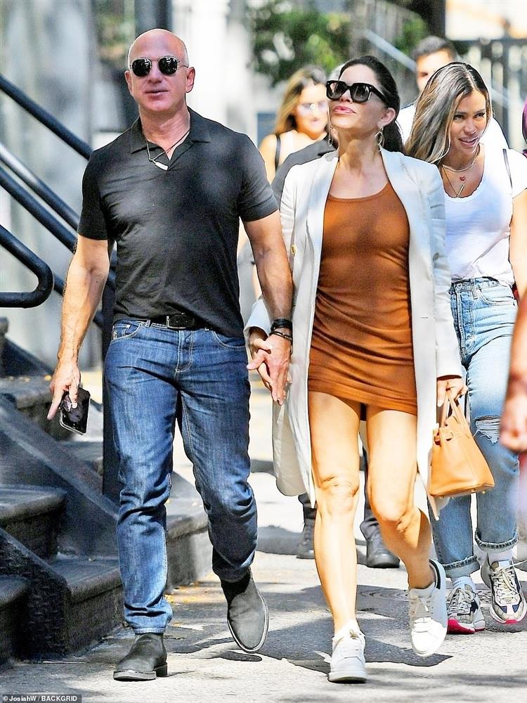 Tỷ phú Amazon hôn người tình đắm đuối nơi đông người, kẻ thứ 3 khiến dư luận chướng mắt bởi chi tiết kém sang-2