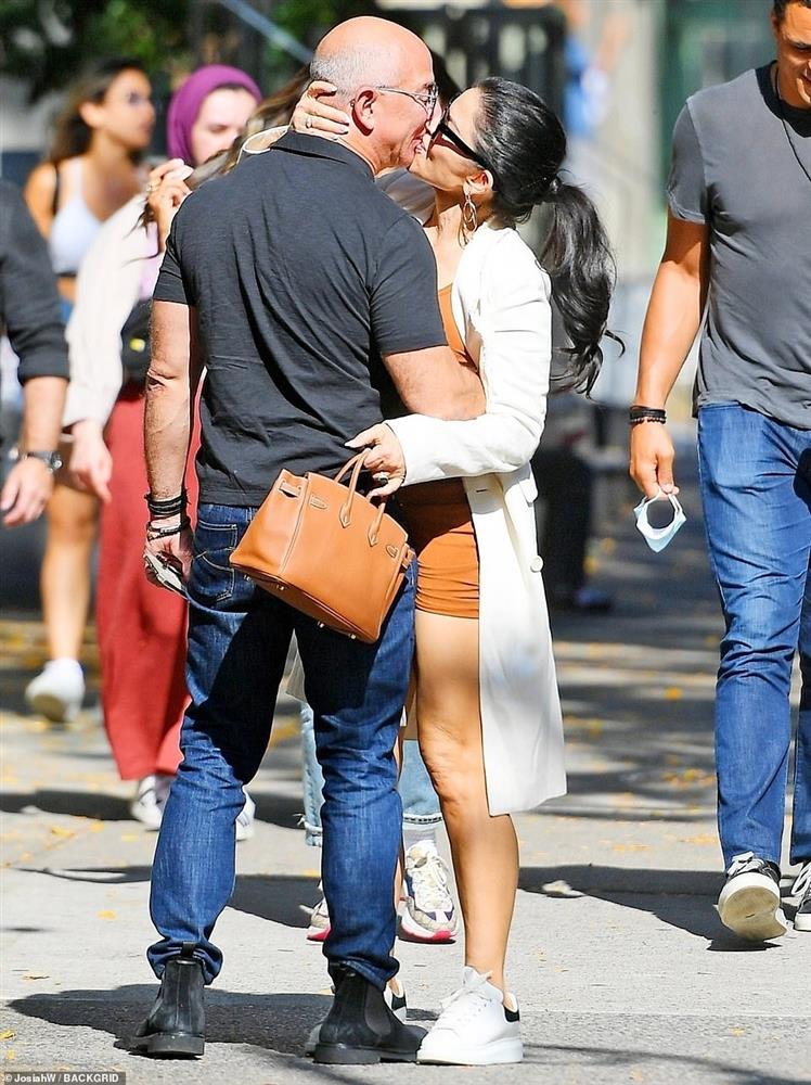 Tỷ phú Amazon hôn người tình đắm đuối nơi đông người, kẻ thứ 3 khiến dư luận chướng mắt bởi chi tiết kém sang-3