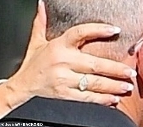 Tỷ phú Amazon hôn người tình đắm đuối nơi đông người, kẻ thứ 3 khiến dư luận chướng mắt bởi chi tiết kém sang-5