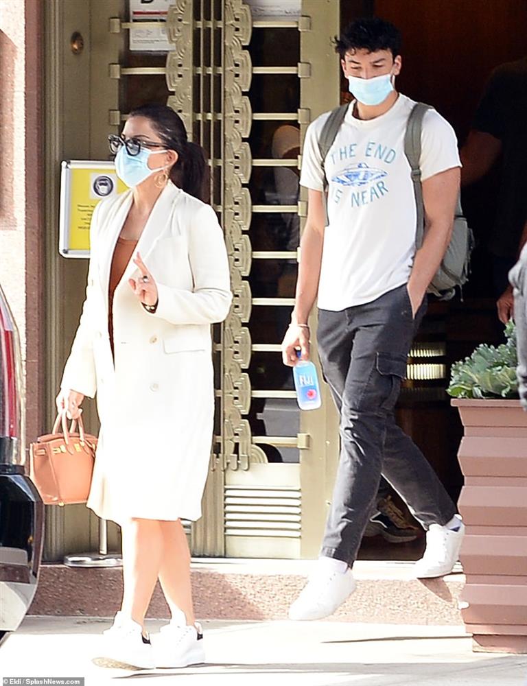 Tỷ phú Amazon hôn người tình đắm đuối nơi đông người, kẻ thứ 3 khiến dư luận chướng mắt bởi chi tiết kém sang-8