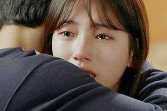 Đang hồi hộp chờ chồng trong phòng tân hôn, nửa tiếng sau tôi đã gục ngã khi nghe cuộc điện thoại gọi đến