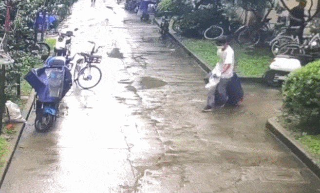 Gã đàn ông giết cô gái rồi nhét vào vali, cảnh khệ nệ kéo thi thể và tiết lộ về nơi ở của sát nhân gây ám ảnh tột độ-2