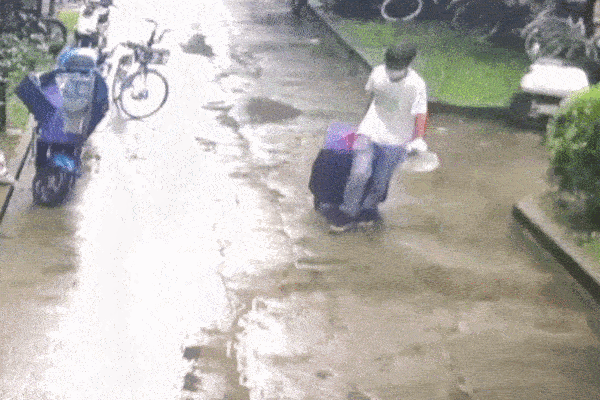 Gã đàn ông giết cô gái rồi nhét vào vali, cảnh khệ nệ kéo thi thể và tiết lộ về nơi ở của sát nhân gây ám ảnh tột độ