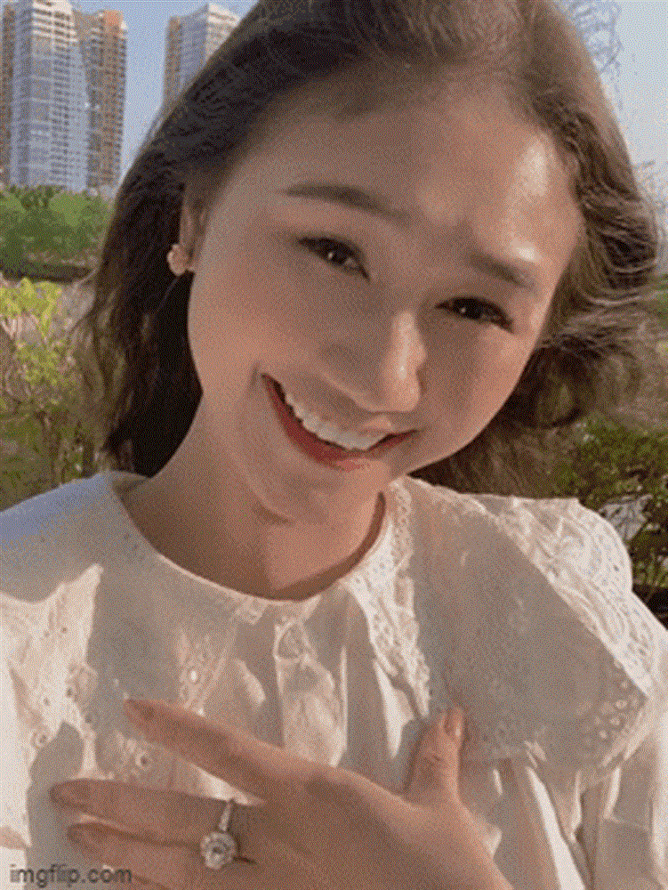 Hai nàng dâu nhà bà Phương Hằng cùng đọ kim cương hột nhãn, netizen soi kỹ tìm ra 1 điểm hoài nghi-2