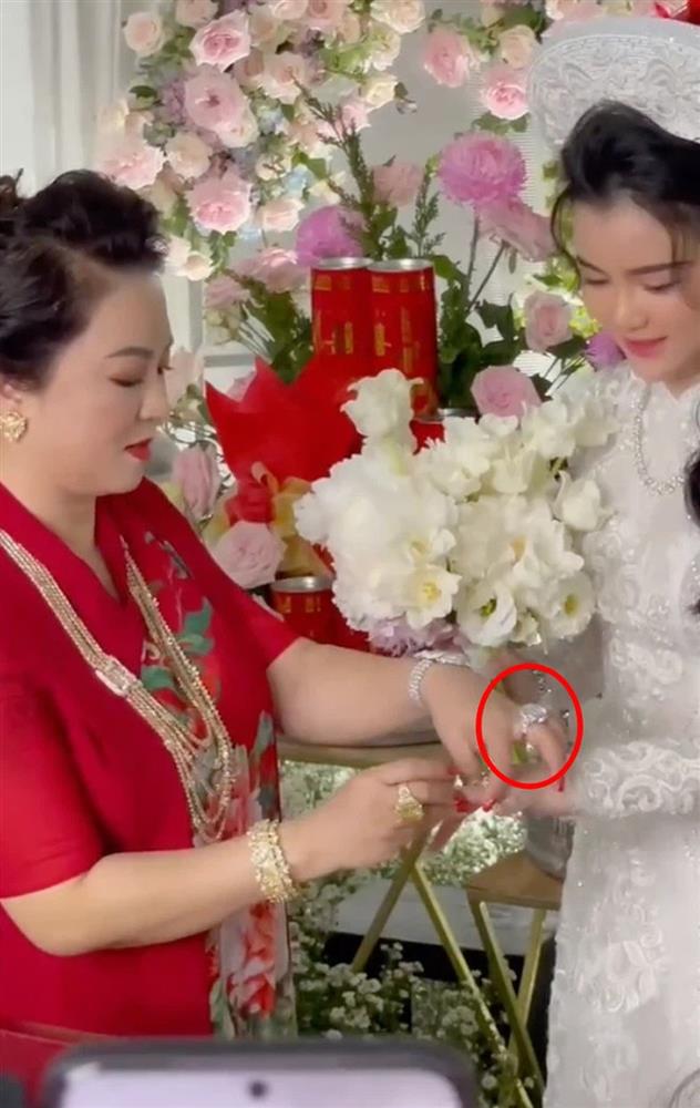 Hai nàng dâu nhà bà Phương Hằng cùng đọ kim cương hột nhãn, netizen soi kỹ tìm ra 1 điểm hoài nghi-4