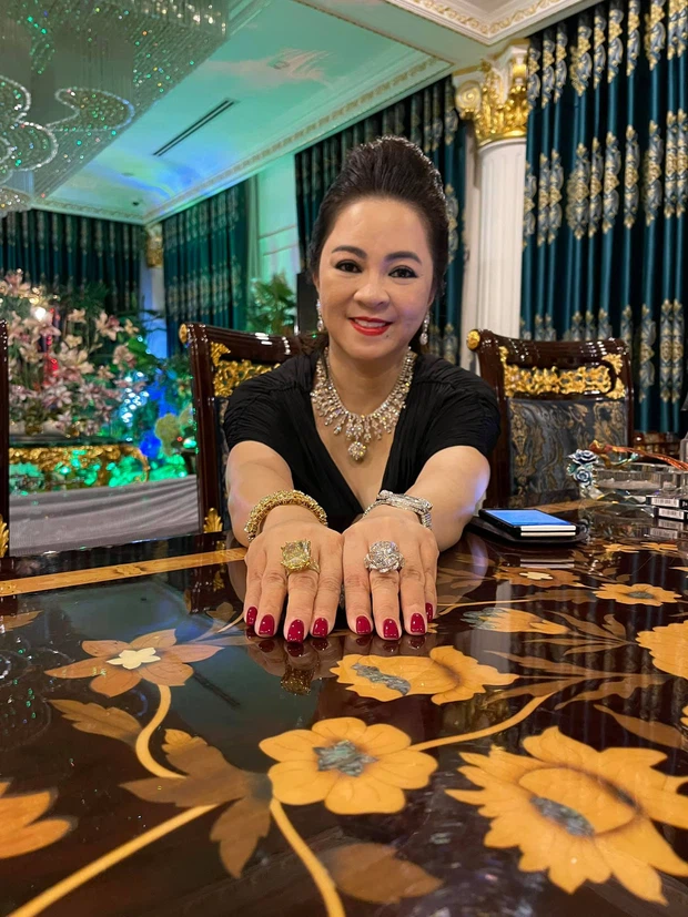 Hai nàng dâu nhà bà Phương Hằng cùng đọ kim cương hột nhãn, netizen soi kỹ tìm ra 1 điểm hoài nghi-5