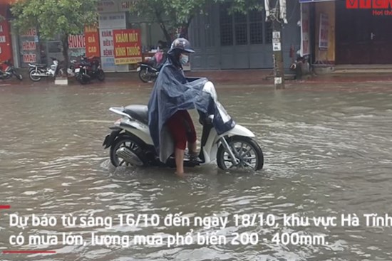 Video: Mưa trắng trời, đường phố Hà Tĩnh biến thành sông