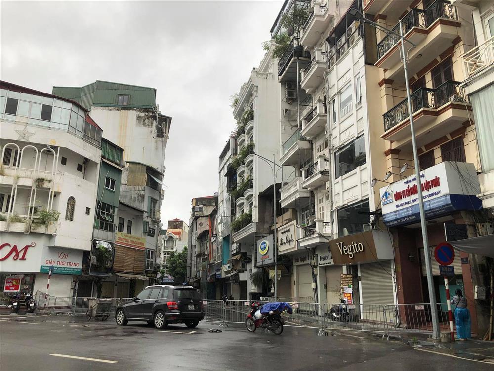NÓNG: Hà Nội phát hiện thêm cô gái dương tính SARS-CoV-2, chốt chặn 2 đầu phố Đình Ngang-1