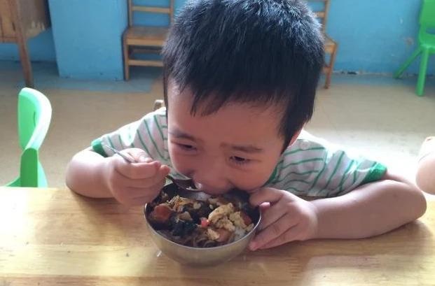 3 loại cơm trên bàn ăn sẽ đánh cắp chiều cao của trẻ, bác sĩ: Nhiều bậc cha mẹ thích cho con ăn”-2