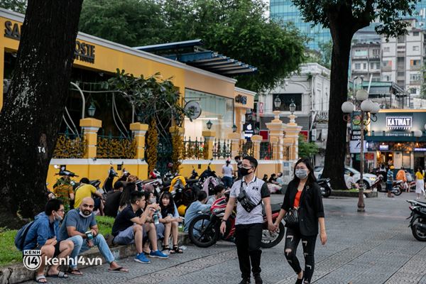 Sài Gòn đang khỏe lại: Mọi người nô nức đi dạo trung tâm thành phố ngày cuối tuần-2