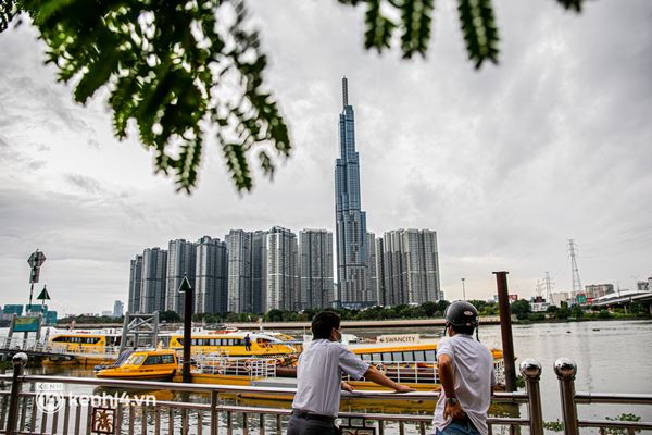 Sài Gòn đang khỏe lại: Mọi người nô nức đi dạo trung tâm thành phố ngày cuối tuần-3