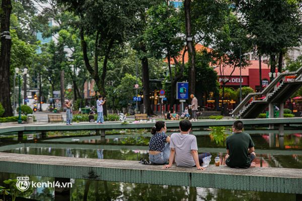 Sài Gòn đang khỏe lại: Mọi người nô nức đi dạo trung tâm thành phố ngày cuối tuần-4
