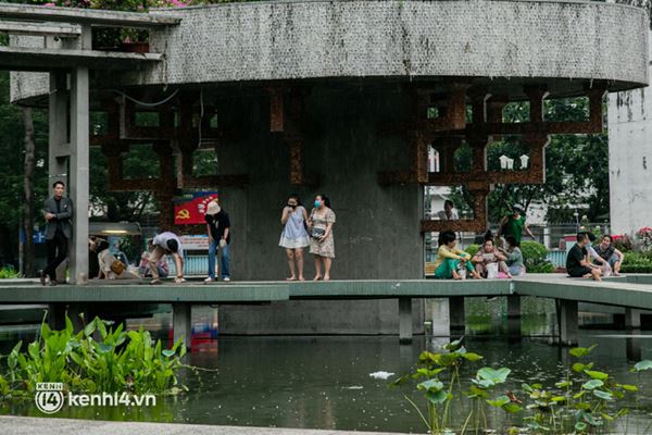 Sài Gòn đang khỏe lại: Mọi người nô nức đi dạo trung tâm thành phố ngày cuối tuần-5