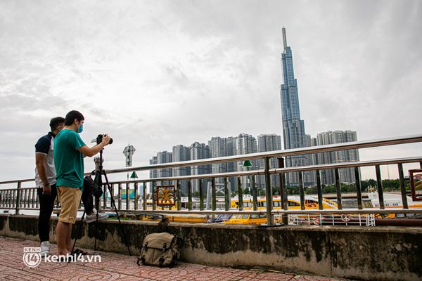Sài Gòn đang khỏe lại: Mọi người nô nức đi dạo trung tâm thành phố ngày cuối tuần-7