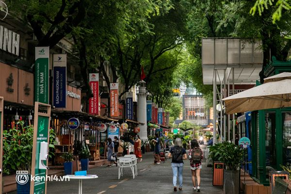 Sài Gòn đang khỏe lại: Mọi người nô nức đi dạo trung tâm thành phố ngày cuối tuần-9