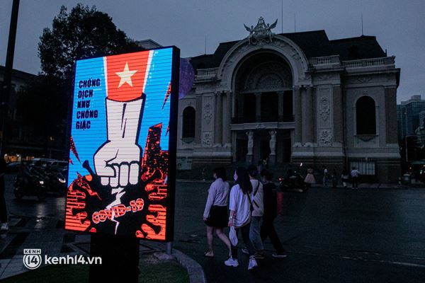 Sài Gòn đang khỏe lại: Mọi người nô nức đi dạo trung tâm thành phố ngày cuối tuần-10