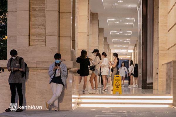 Sài Gòn đang khỏe lại: Mọi người nô nức đi dạo trung tâm thành phố ngày cuối tuần-11