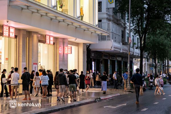 Sài Gòn đang khỏe lại: Mọi người nô nức đi dạo trung tâm thành phố ngày cuối tuần-12