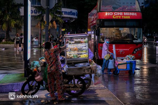 Sài Gòn đang khỏe lại: Mọi người nô nức đi dạo trung tâm thành phố ngày cuối tuần-14