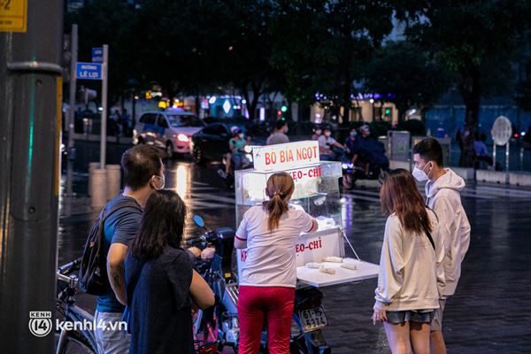 Sài Gòn đang khỏe lại: Mọi người nô nức đi dạo trung tâm thành phố ngày cuối tuần-15