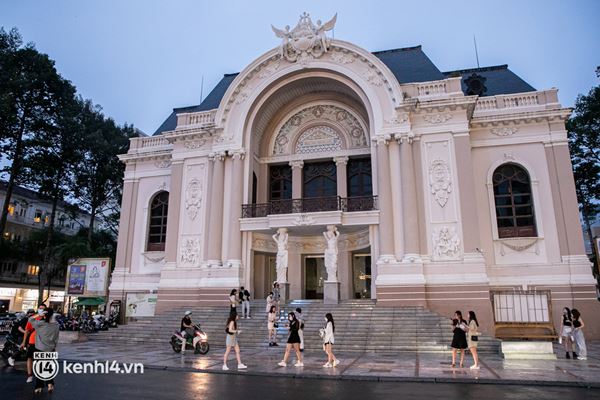 Sài Gòn đang khỏe lại: Mọi người nô nức đi dạo trung tâm thành phố ngày cuối tuần-16