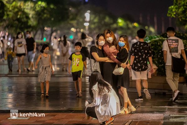 Sài Gòn đang khỏe lại: Mọi người nô nức đi dạo trung tâm thành phố ngày cuối tuần-17