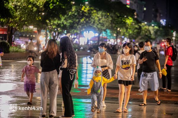 Sài Gòn đang khỏe lại: Mọi người nô nức đi dạo trung tâm thành phố ngày cuối tuần-18