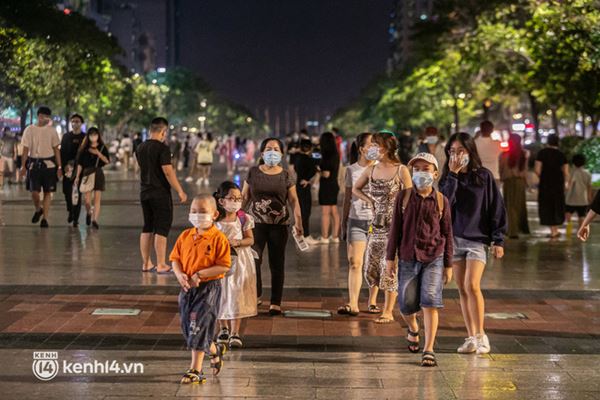 Sài Gòn đang khỏe lại: Mọi người nô nức đi dạo trung tâm thành phố ngày cuối tuần-19