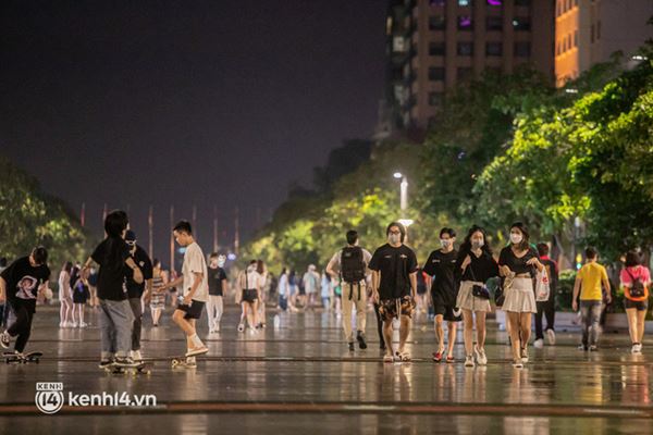 Sài Gòn đang khỏe lại: Mọi người nô nức đi dạo trung tâm thành phố ngày cuối tuần-20