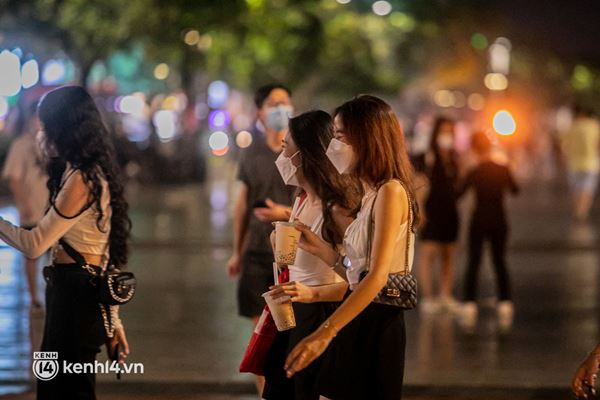 Sài Gòn đang khỏe lại: Mọi người nô nức đi dạo trung tâm thành phố ngày cuối tuần-21