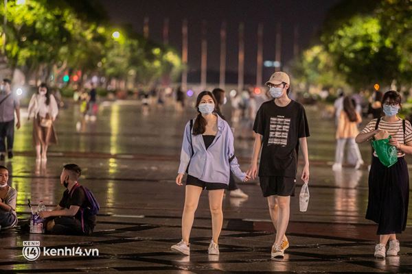 Sài Gòn đang khỏe lại: Mọi người nô nức đi dạo trung tâm thành phố ngày cuối tuần-22
