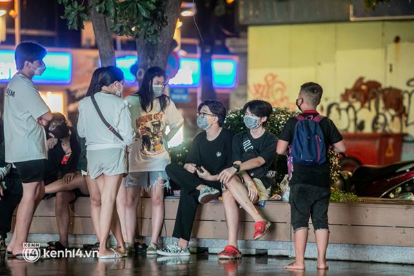 Sài Gòn đang khỏe lại: Mọi người nô nức đi dạo trung tâm thành phố ngày cuối tuần-23