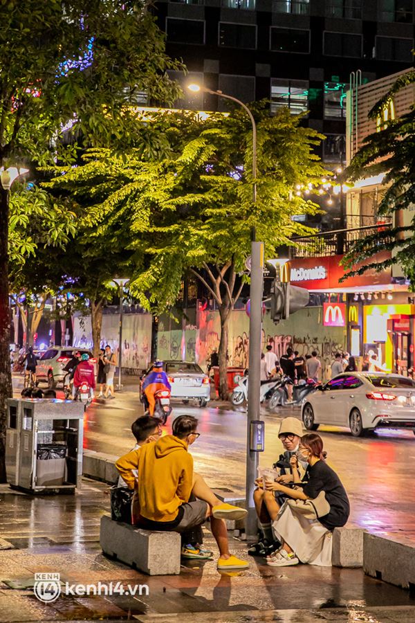 Sài Gòn đang khỏe lại: Mọi người nô nức đi dạo trung tâm thành phố ngày cuối tuần-24