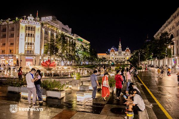 Sài Gòn đang khỏe lại: Mọi người nô nức đi dạo trung tâm thành phố ngày cuối tuần-25