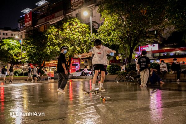Sài Gòn đang khỏe lại: Mọi người nô nức đi dạo trung tâm thành phố ngày cuối tuần-26