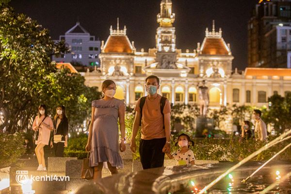 Sài Gòn đang khỏe lại: Mọi người nô nức đi dạo trung tâm thành phố ngày cuối tuần-27