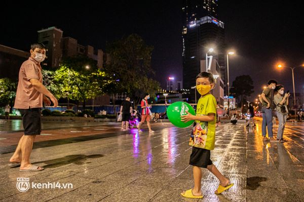 Sài Gòn đang khỏe lại: Mọi người nô nức đi dạo trung tâm thành phố ngày cuối tuần-28