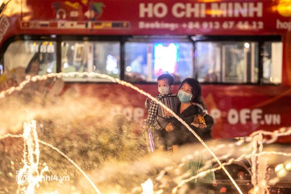 Sài Gòn đang khỏe lại: Mọi người nô nức đi dạo trung tâm thành phố ngày cuối tuần-29